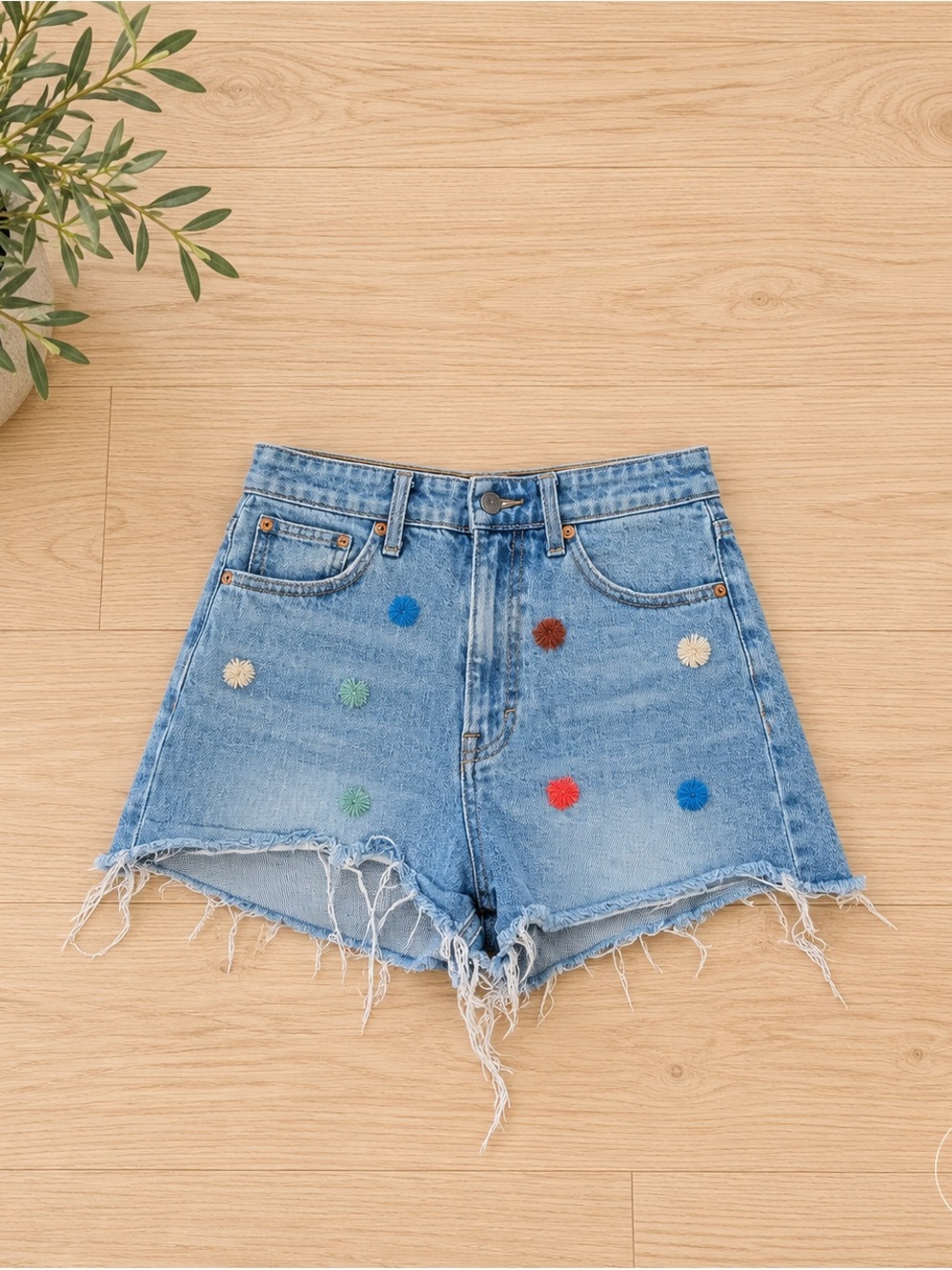 Lucky Brand Pins Shorts Women’s US 6 Light Wash Pom Pom Cutoff Denim Boho